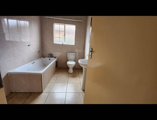 3 BEDROOM TOWNHOUSE FOR SALE IN WATERVAL EAST
